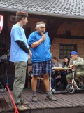 Olda Kostka s mikrofonem je dotazován neméně náruživým koloběžkářem a organizátorem Jardou Novákem