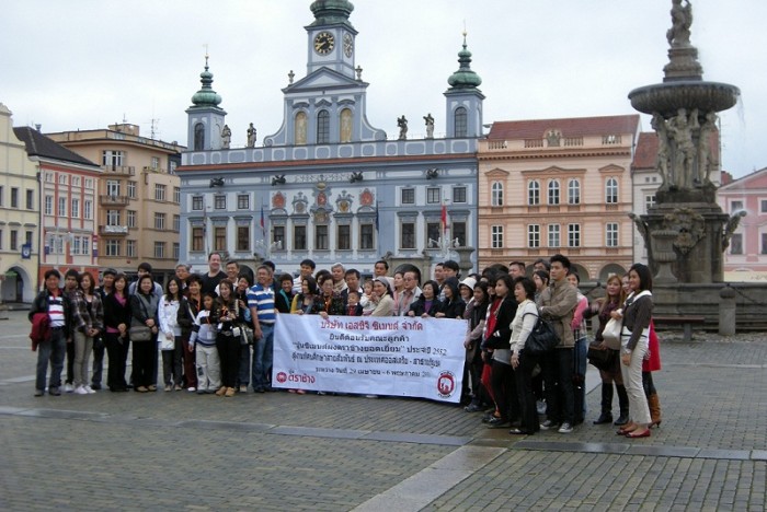 Japonský svaz koloběhu vyslal na MS silnou sestavu, na banneru jest napsáno - budiž požehnán server e-kolobezka.cz