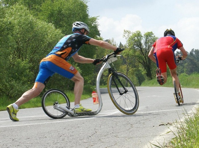 Richard Jisl a jeho Race Max na otáčce v záluží za Láďou Provodem