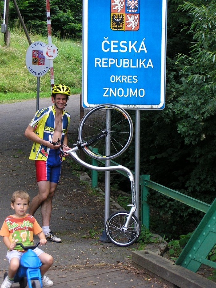 Na Hranici mě předjel i tento chlapec na odrážedle - forma ještě není stoprcentně vyladěná