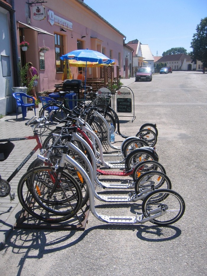 ... do místního pohostinství na limču ... krásný vozový park Kickbike ...