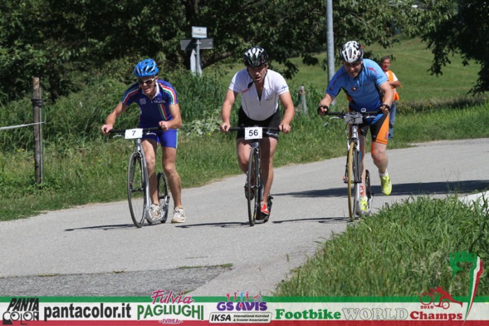 O bronz jel Jisl, Ricci a legenda koloběžkového sportu Hannu Vieriku (v bíleém), majitel firmy Kickbike