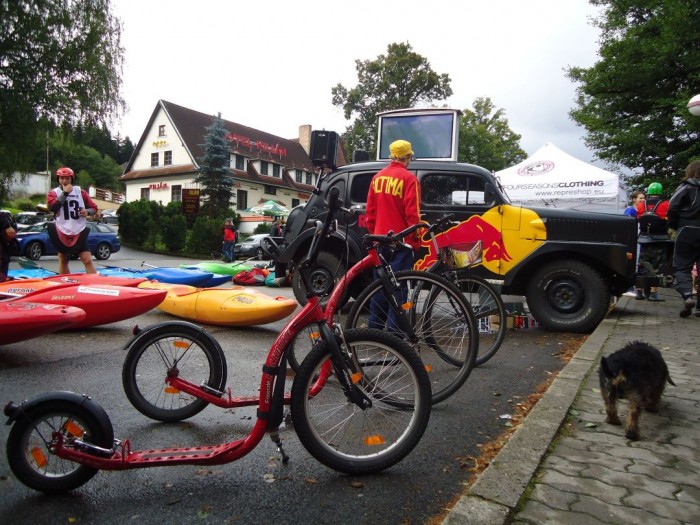 Kajaky, Koloběžky Kickbike a Red Bull auto