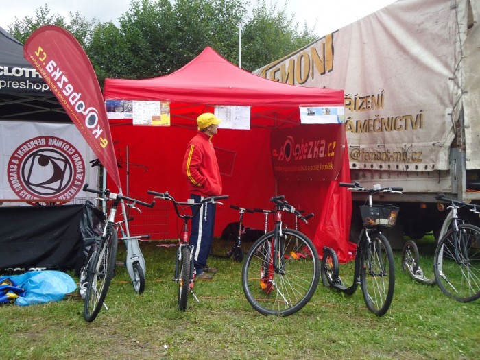 Stánek E-kolobezka.cz v base campu Devila Extreme Race v Loučovicích