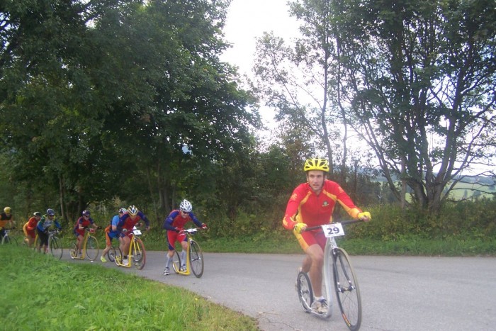 300m po startu a pan Jan v čele celého pelotonu...za chvilku mu ale došlo...