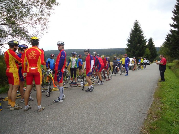 Napětí před startem - v popředí naši borci pan Jaroslav a pan Jan v hovoru s Pepem - Petrem Peštou