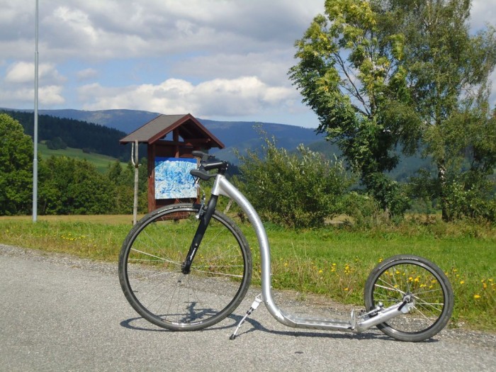 Kickbike Race  v Roudnici v Krkonoších, v pozadí Kotel a Zlaté návrší, kam jsme se vydali