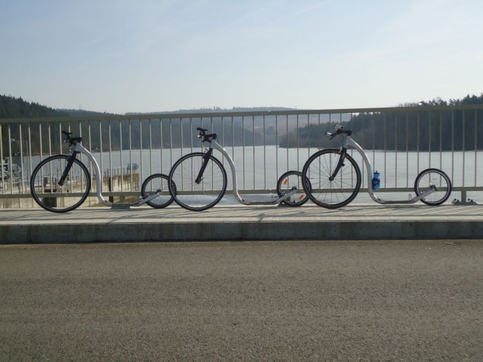 Naše stroje Kickbike Race na hrázi Hněvkovické přehrady