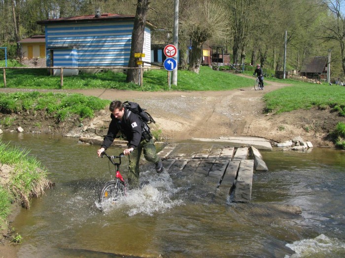 Kickbike Freeride umí i brodit