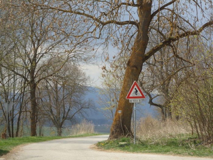 V Perneku sjezd ze silnice na Hory, Bělou do Nové Pece