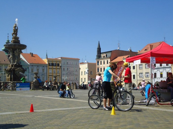 Stánek E-kolobezka.cz se Samsonovou kašnou v pozadí