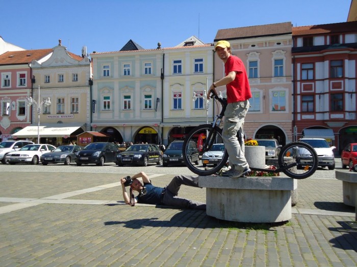 O koloběžky byl zájem - pan Jaromír pro místního fotografa zkouší skok z květináče, aby lépe letěl vzduchem a vypadal v efektivněji 