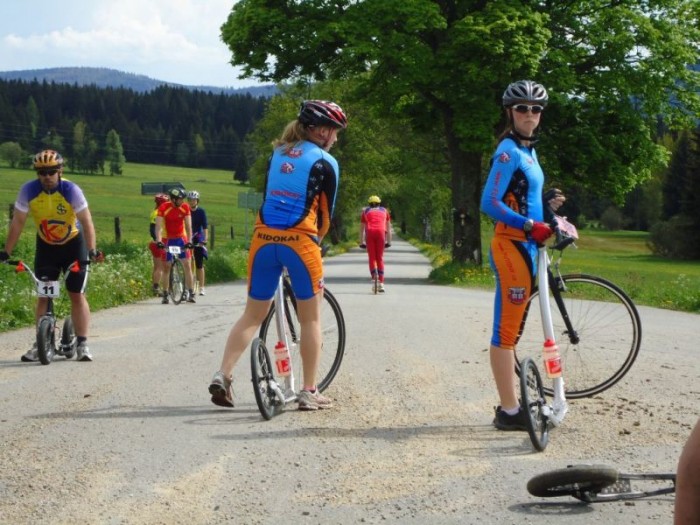 Slečny Jislovy před sobotním startem, v pozadí několikanásobný vítěz šumavského závodu Jiří Ešner