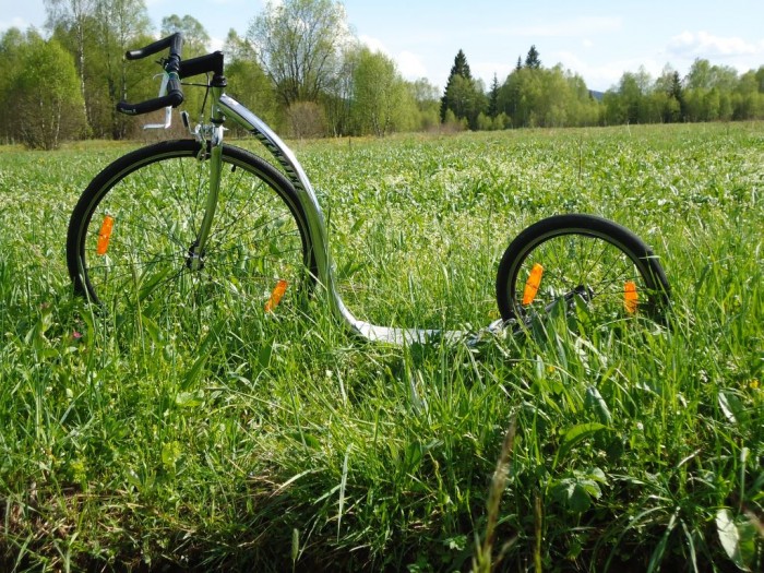 Kickbike pana Huba zaparkovaný v šumavských lukách