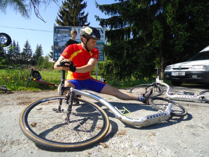 Pan Jaroslav před startem a jeho důkladný stretching