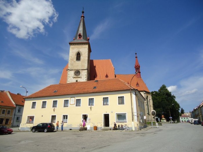 kostel ve Chvalšinách ze spodního náměstí