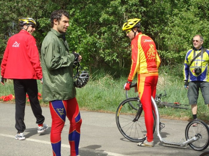 Koloběžkářská esa - zleva Láďa Provod, Kája Cvalín a pan Jan...v těch když rupnou  saze, tak by vydali za několik Temelínů