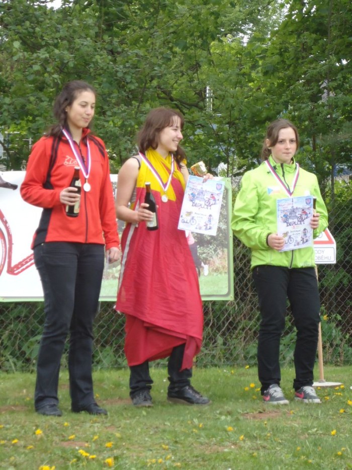 Stupně vítězů - časovka dámy - Lucka Gazárková ( vítězka ), Alenka Tlapa Kupilíková a Kristýna Dvořáková 