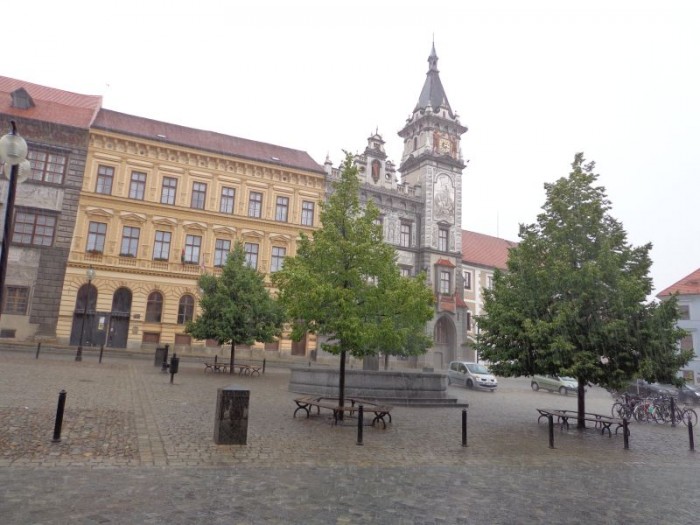 Velké náměstí při průtrži mračen...hroby a blesky se panu Liškovi zaznamenat nepodařilo