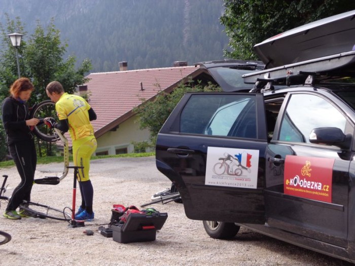 Dolomity, Colfosco u Corvary, penzion Sirio, doprovdný vůz a montáž koloběžek po náročném přesunu