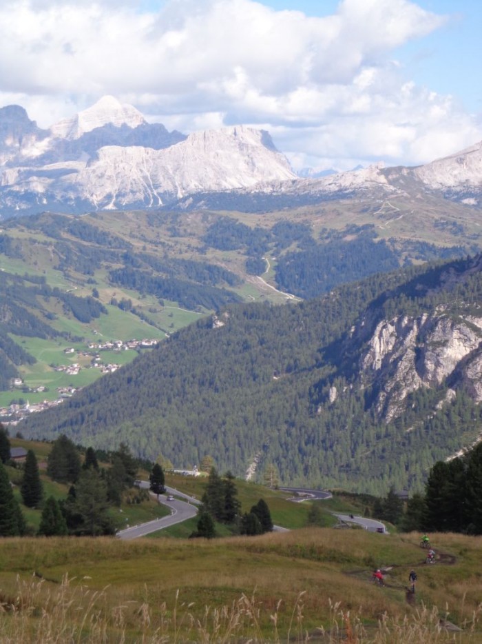 Pohled z Passa Gardena na Corvaru a Colfosco náš dolomitský base camp