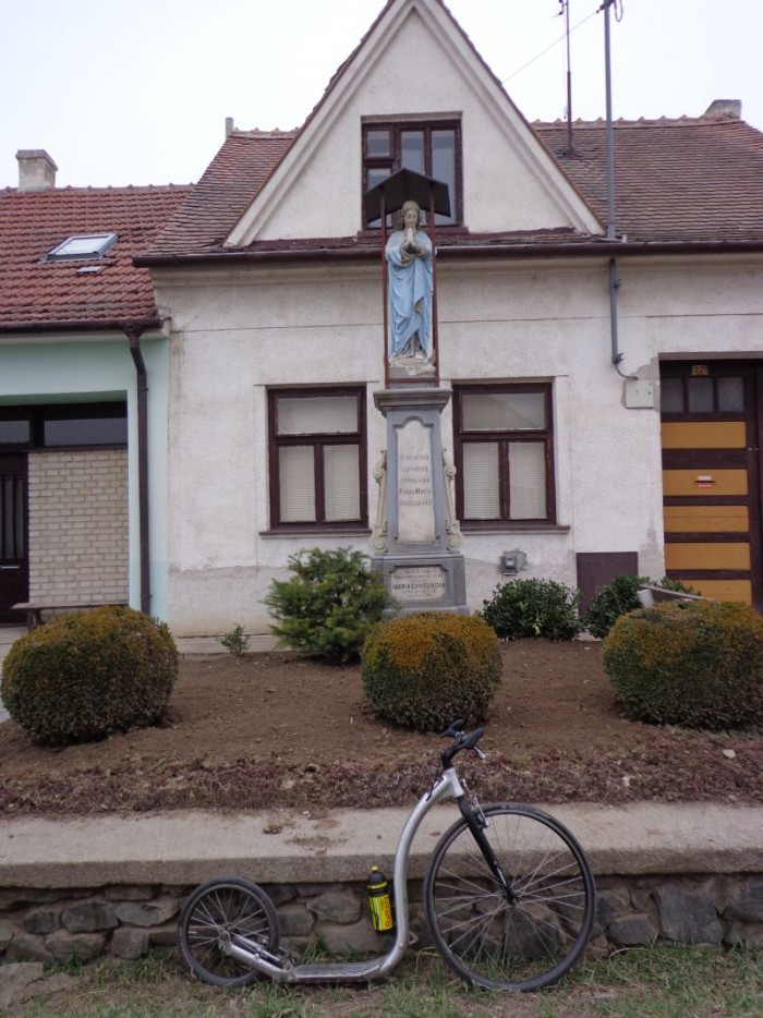 Cesta byla lemována pomníčky a Božími muky a naši borci dorazili v pořádku zpět...krásných 87km za 5h27min.včetně zastávek...paráda!