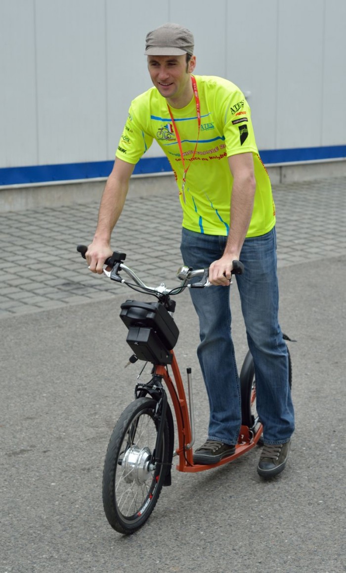 Pan Jan hned zkoušel, zda by mohl jako Cancellara jet na koloběžce s pohonem - tento malý podvod by však ale komisaři odhalili velice jednodušše :-)