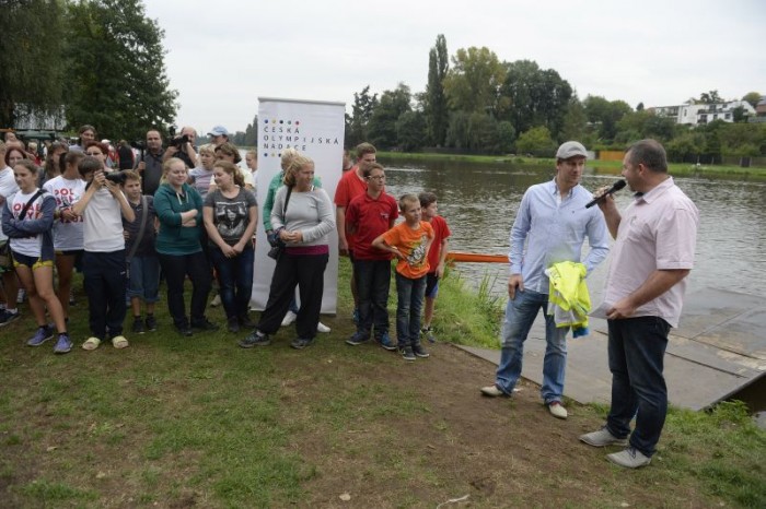 Pan Liška odpovídá na zvídavé otázky moderátora akce