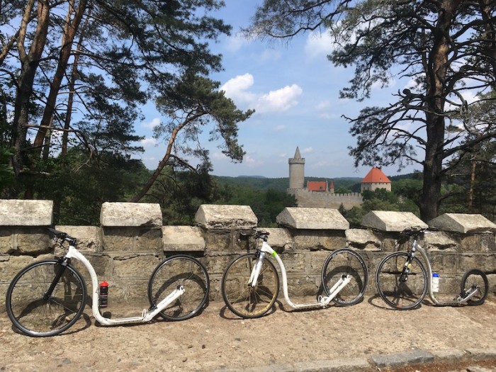 Hrad Kokořín a Race MAX - hliníkové koloběžky jsou prostě lehké a kopce jsou tak jednodušší :-)